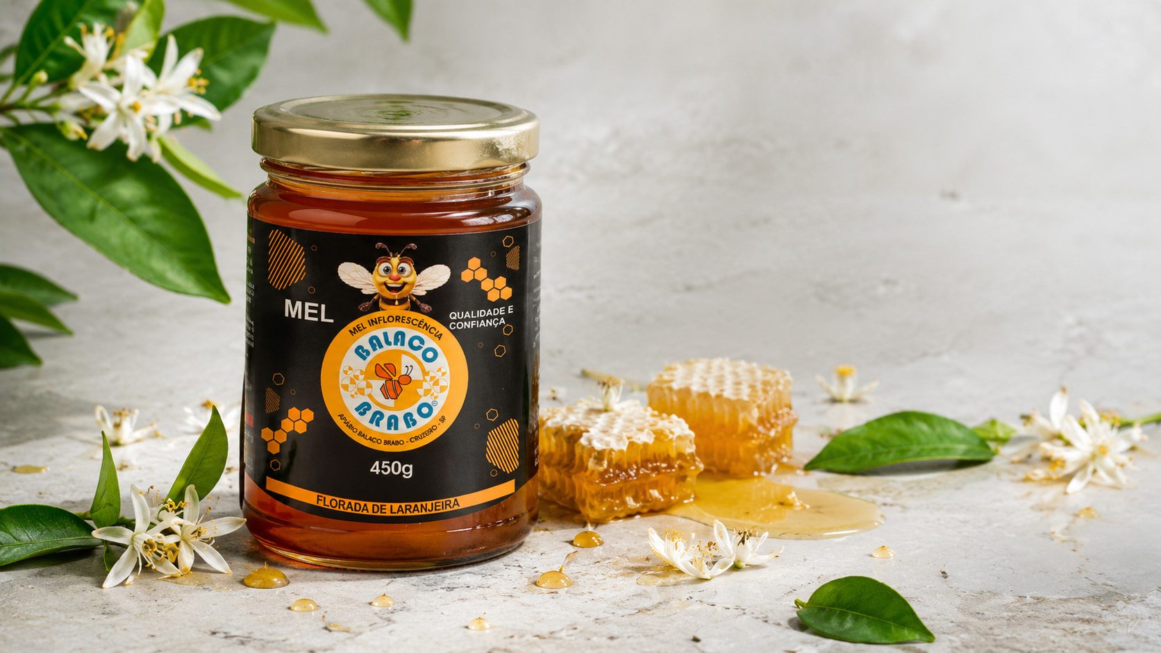 Pote de mel Balaco Brabo com favo de mel e flores de laranjeira